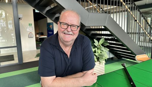 En mann som sitter ved et bord