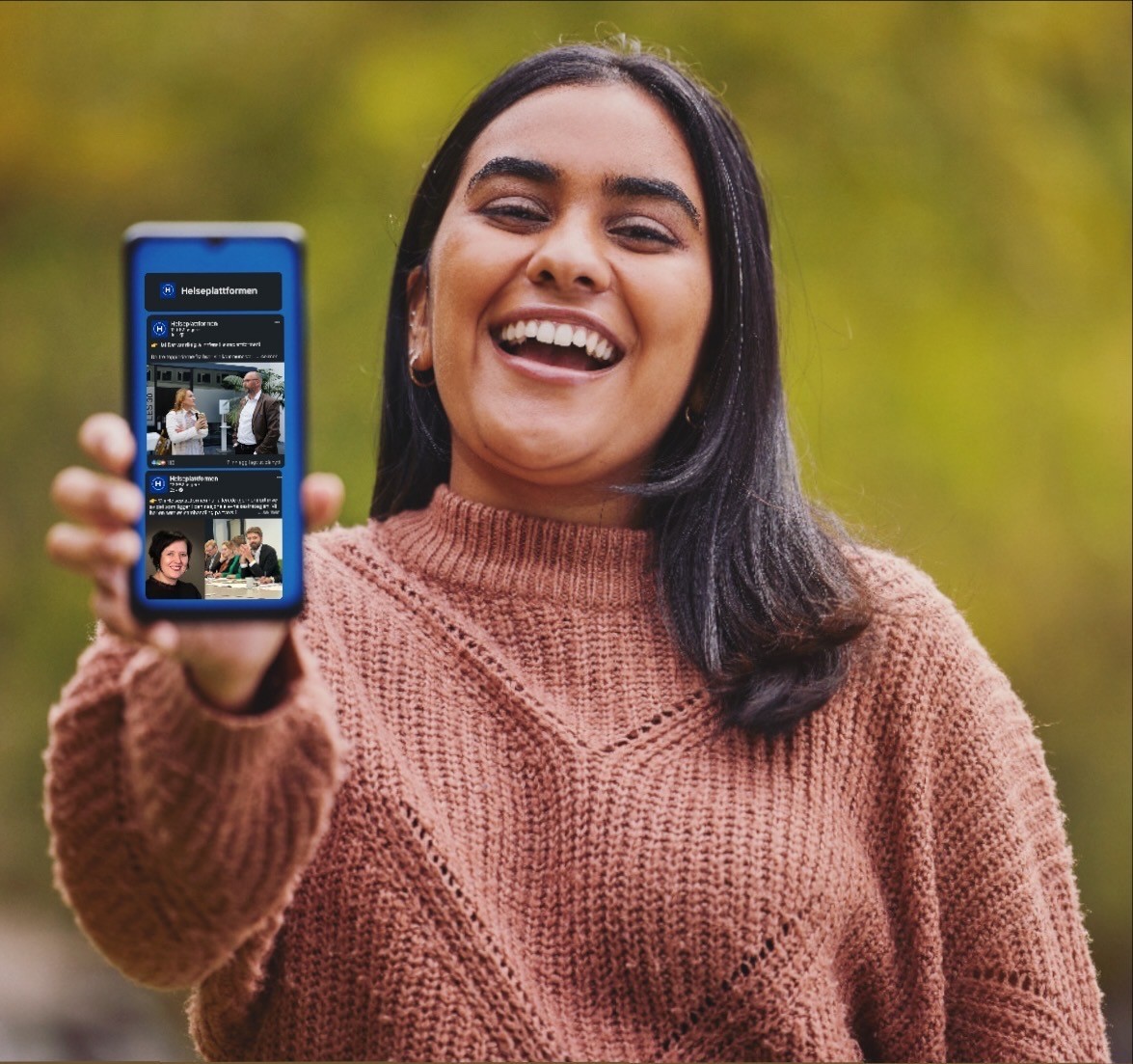 En kvinne som holder en telefon