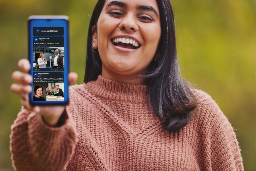 En kvinne som holder en telefon