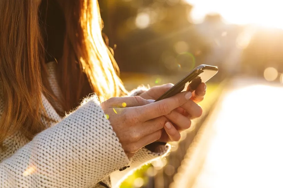 En kvinne som bruker en mobiltelefon