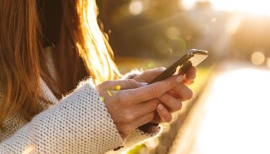 En kvinne som bruker en mobiltelefon