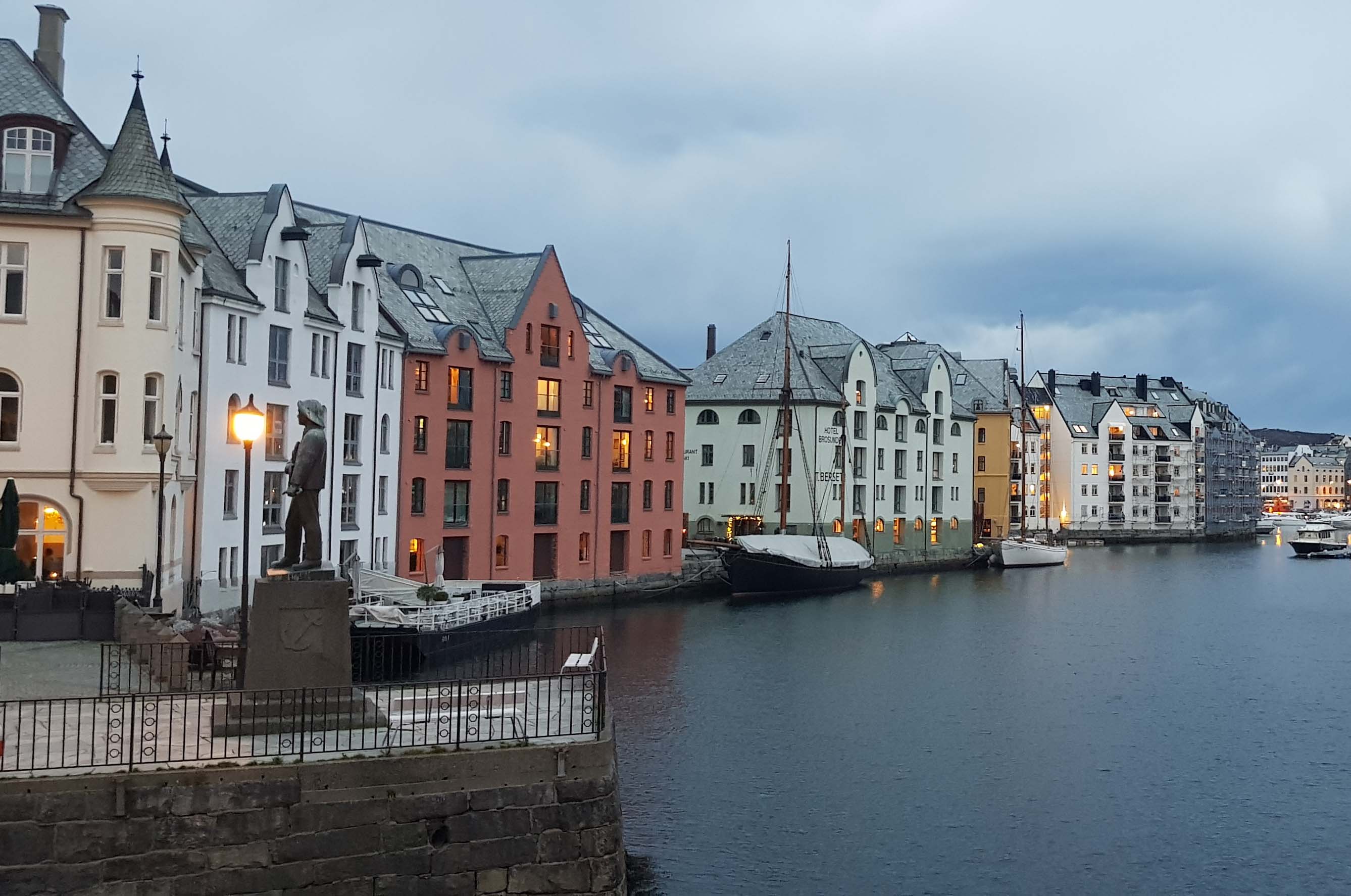 En vannmasse med bygninger langs den