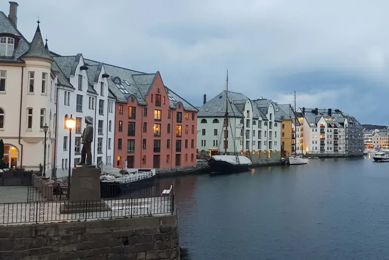 En vannmasse med bygninger langs den