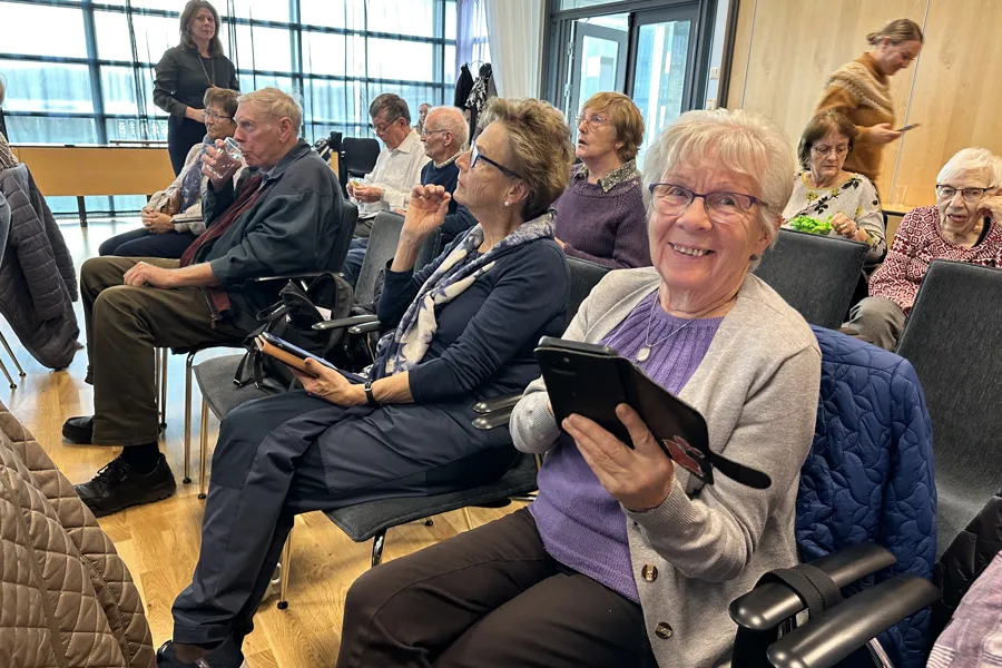 En gruppe mennesker som sitter i stoler