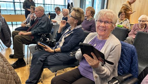 En gruppe mennesker som sitter i stoler