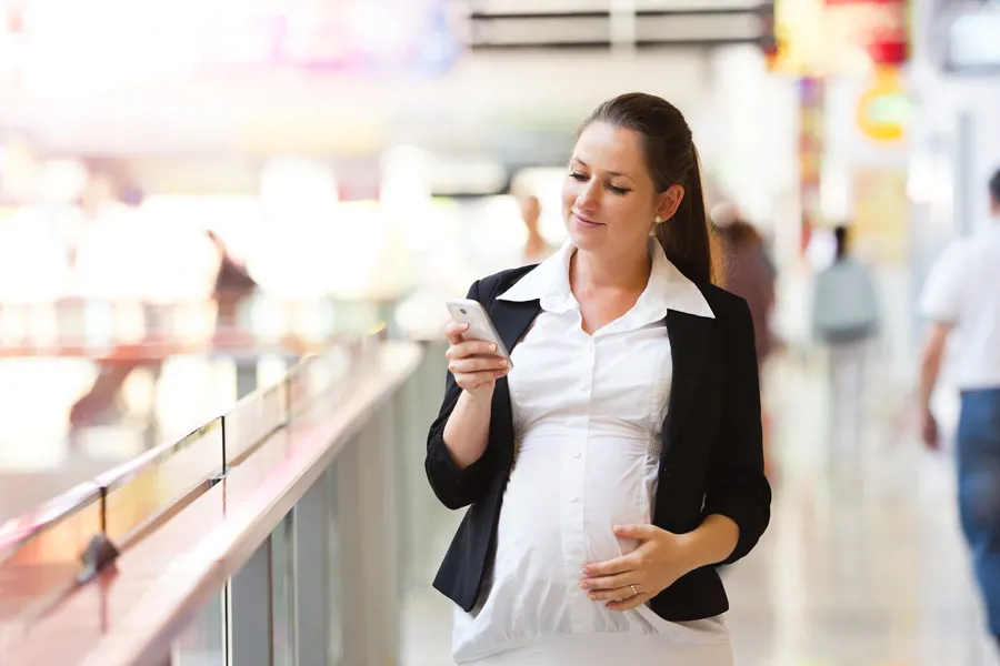 Nå kan du som gravid fylle ut spørreskjema forbundet med svangerskap i HelsaMi. Foto: Colorbox