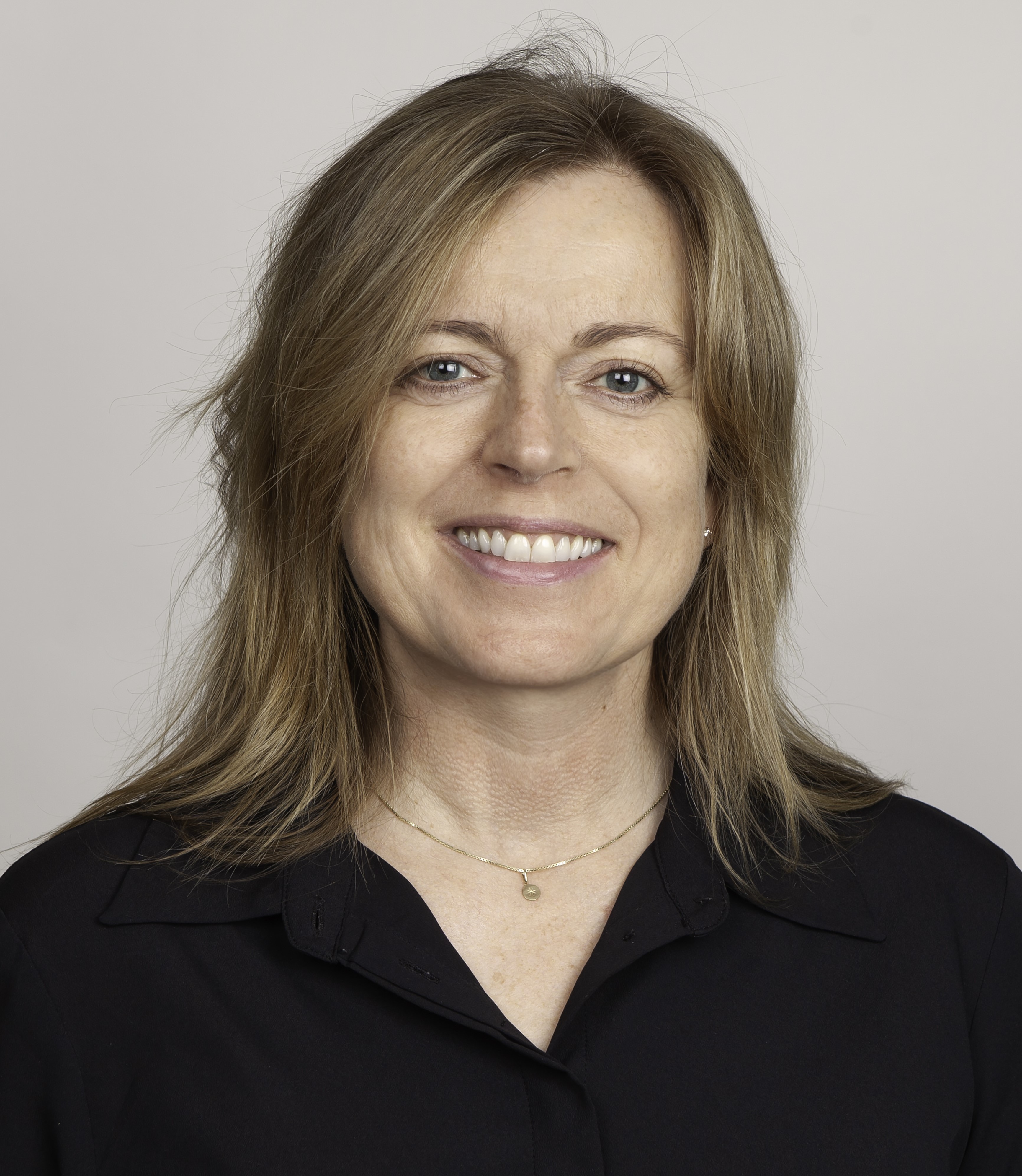 nærbilde av en smilende person