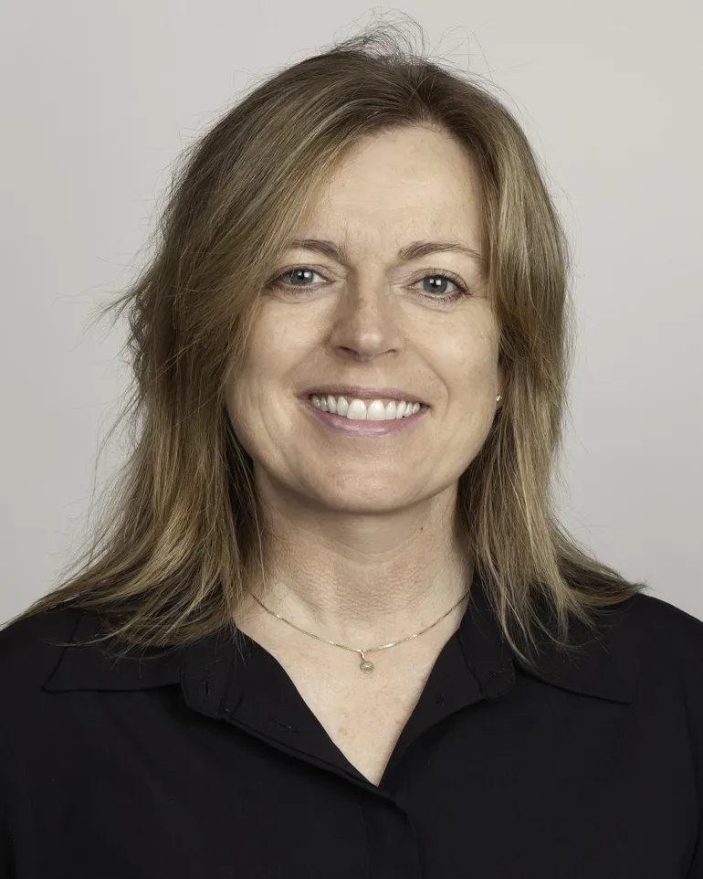 nærbilde av en smilende person