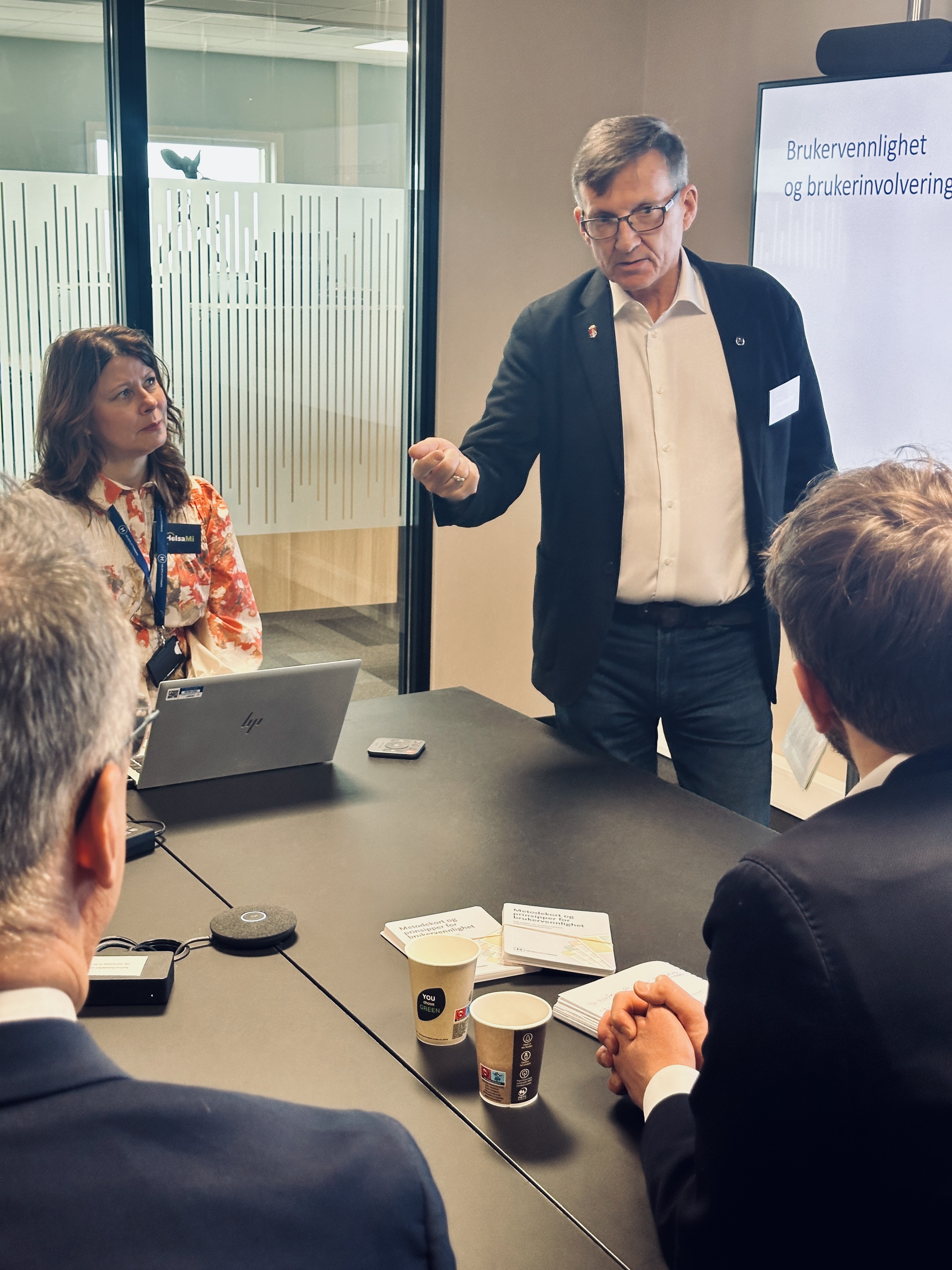 Svein Rune Johannesen snakker til helse- og omsorgsminister Jan Christian Vestre