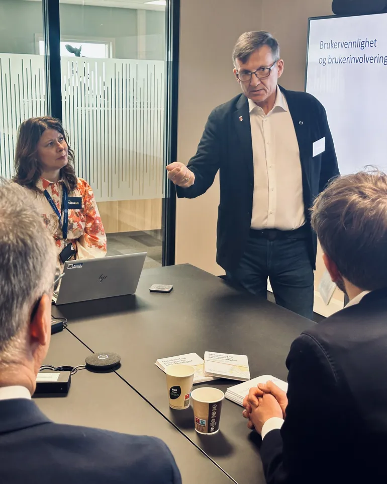 Svein Rune Johannesen snakker til helse- og omsorgsminister Jan Christian Vestre