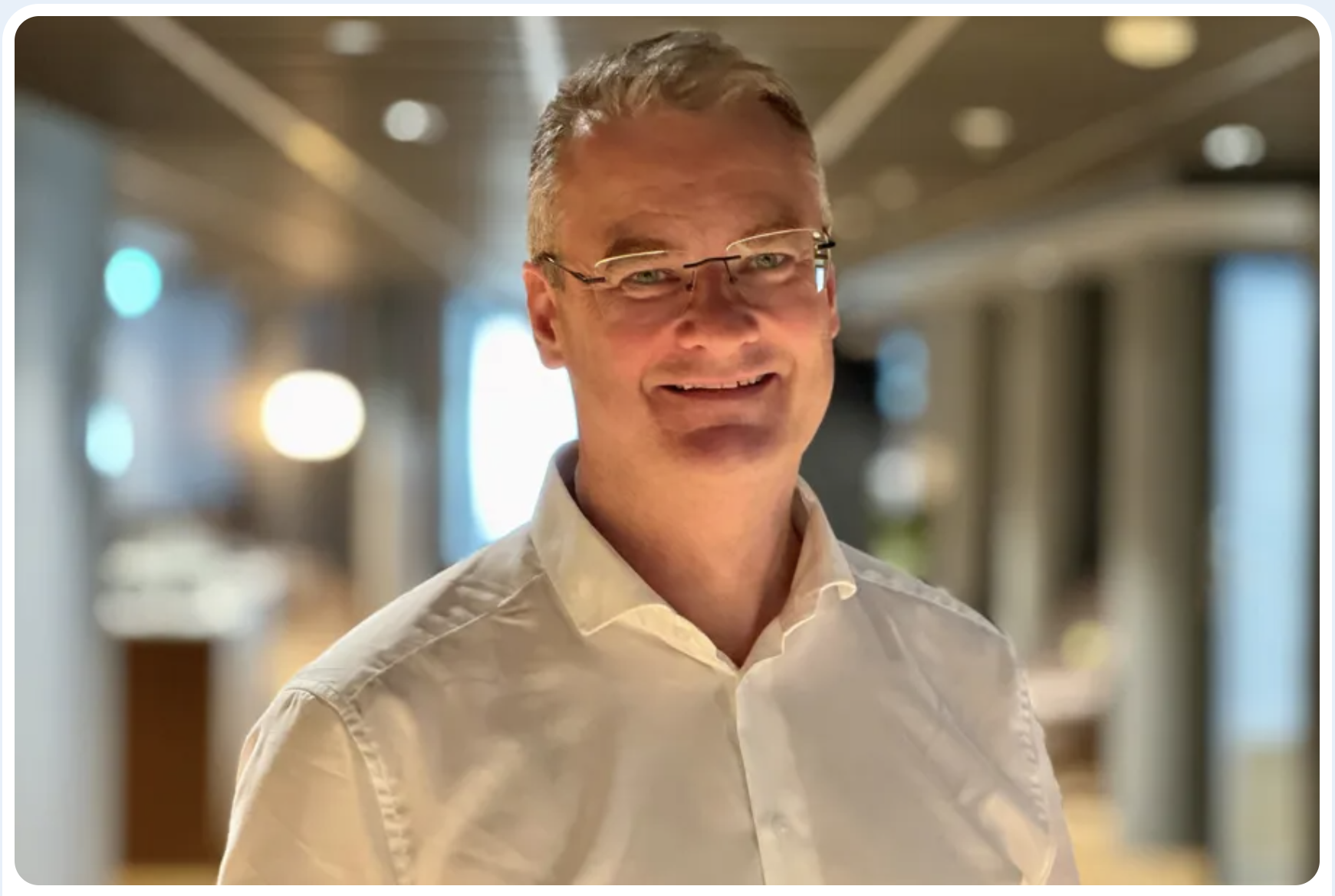 Jan Frich med briller og hvit skjorte