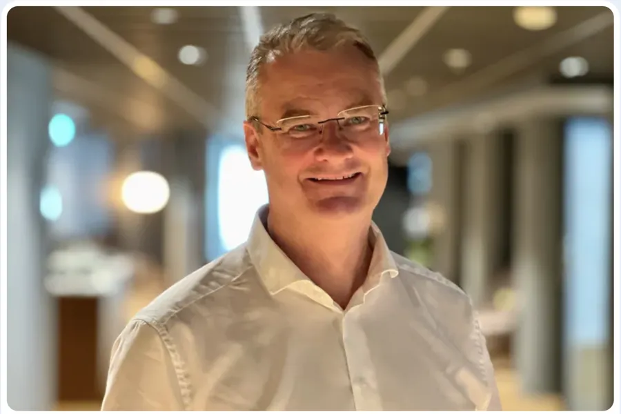 Jan Frich med briller og hvit skjorte