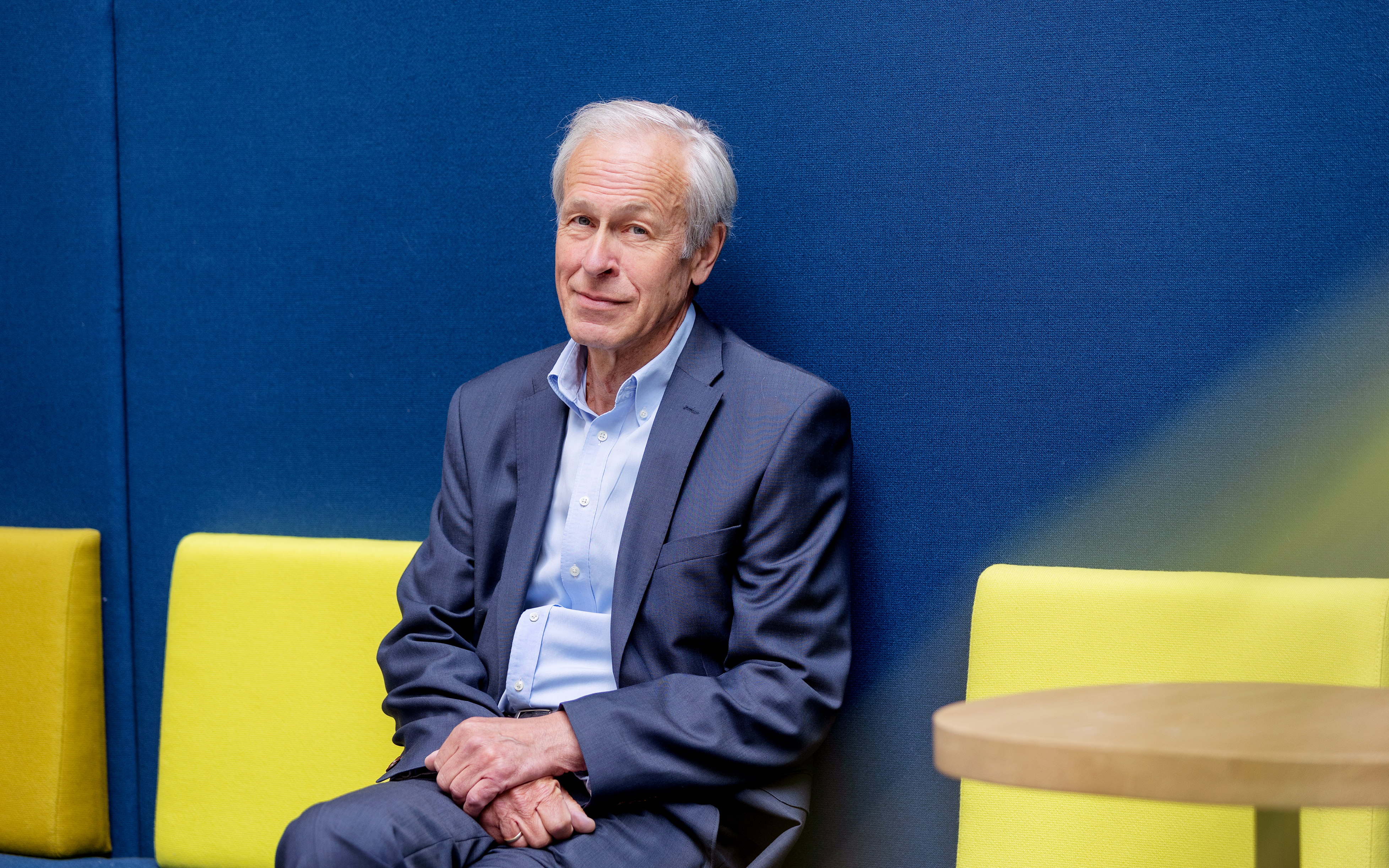 Tidligere styreleder i Helseplattformen, Helge Garåsen, sitter på en stol