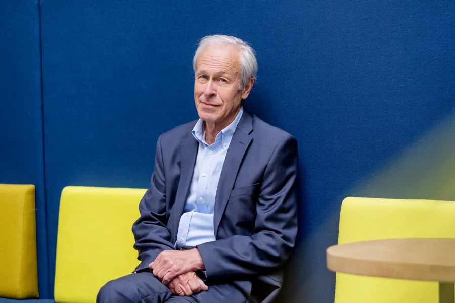 Tidligere styreleder i Helseplattformen, Helge Garåsen, sitter på en stol