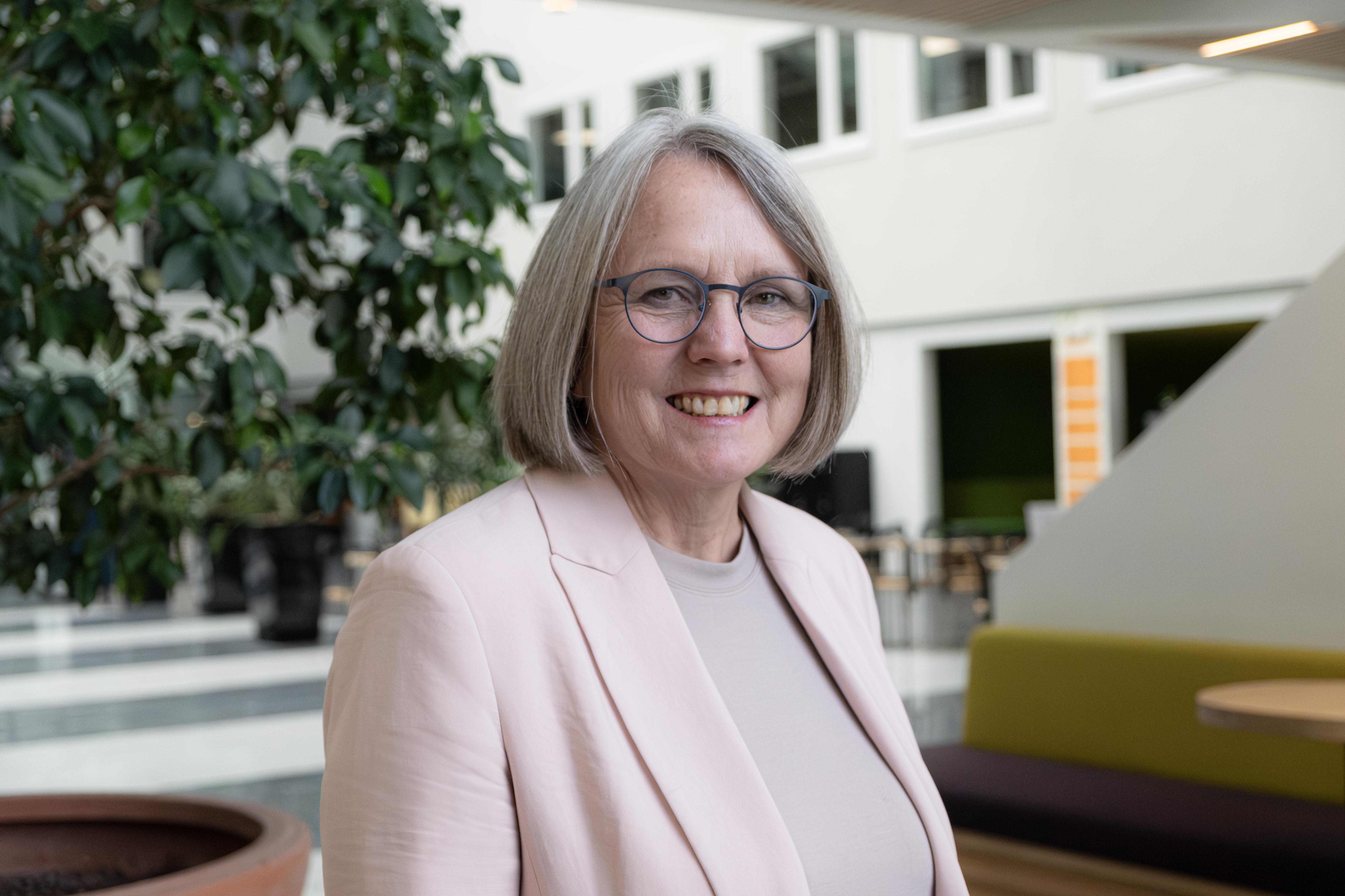 Siri Beate Berg smiler i en lys hall.