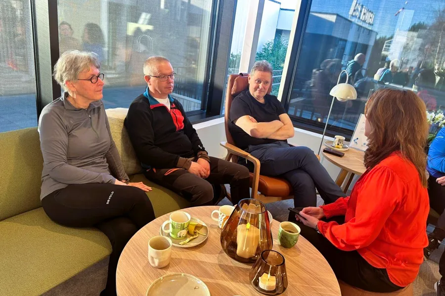 Kari Asker sitter sammen med andre treningsdeltakere ved Pusterommet i Ålesund.