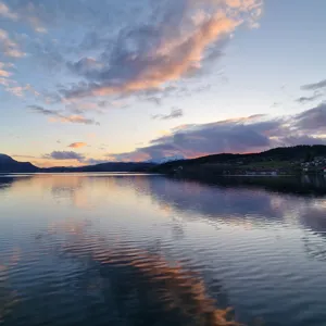 En vannmasse med fjell i bakgrunnen