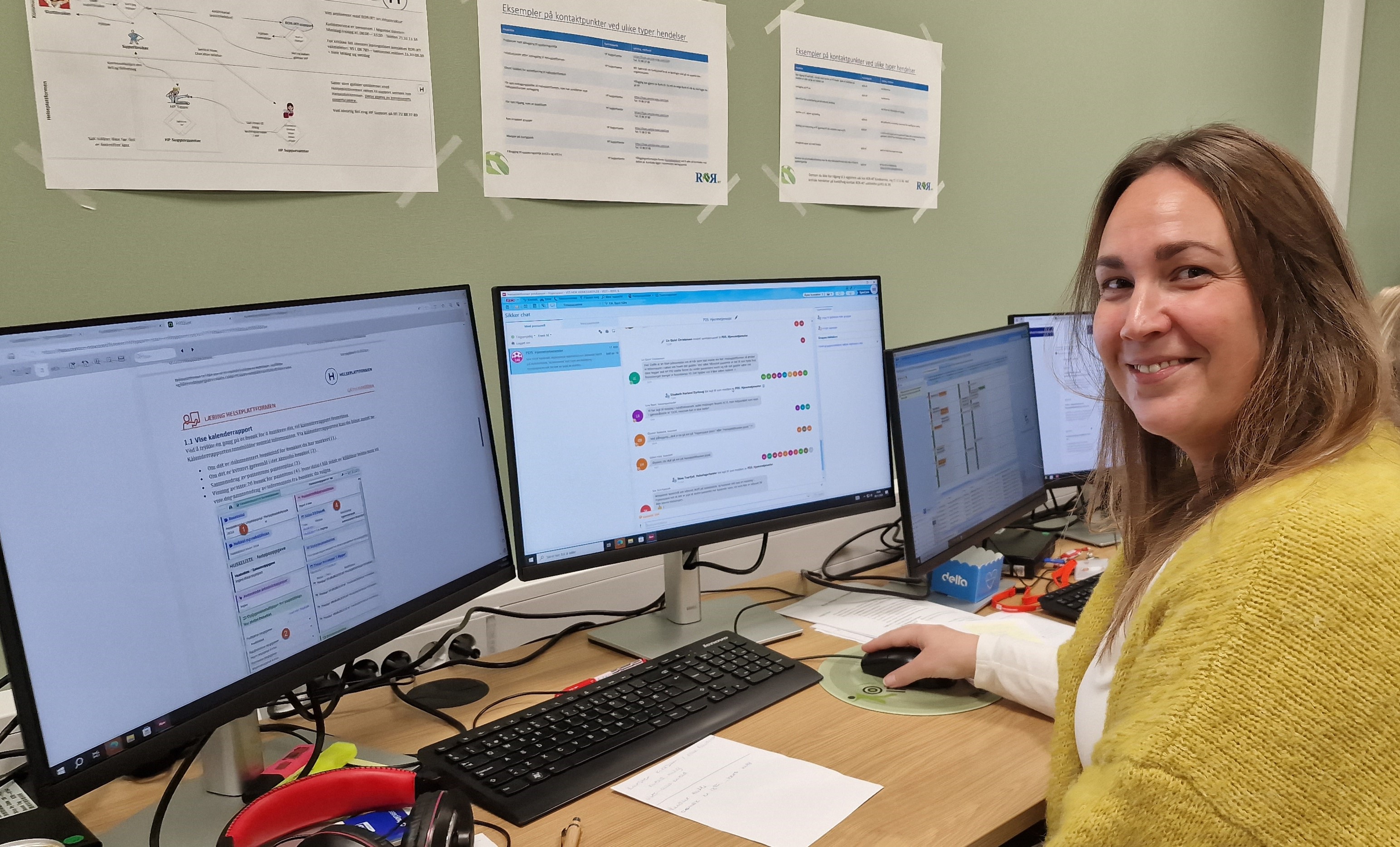 Sykepleier Birte Sofie Bergem sitter foran en pc