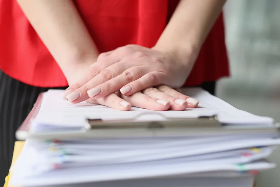 Hender på papirbunke