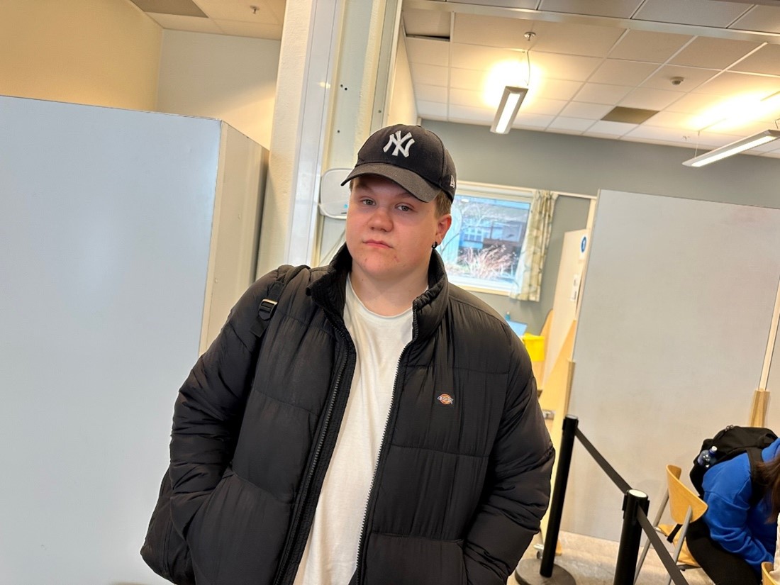 En person som har på seg en lue