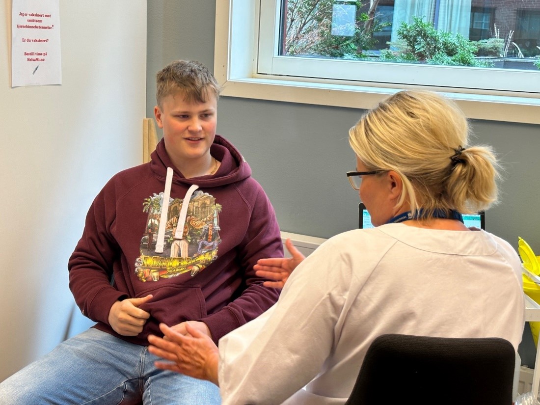 En mann og en kvinne som sitter i stoler